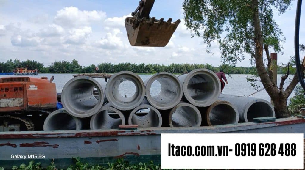 Vận chuyển cống bằng phương tiện sà lan phù hợp với địa hình miền Tây Nam Bộ