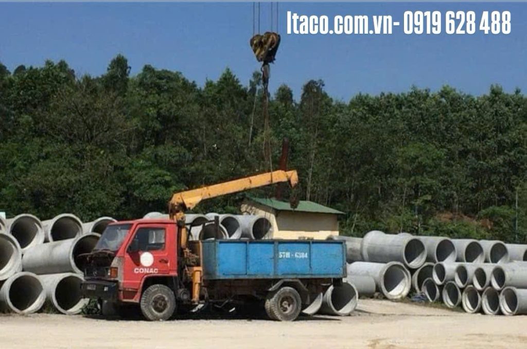 Vận chuyển cống tại công trình bằng xe cẩu 15 tấn